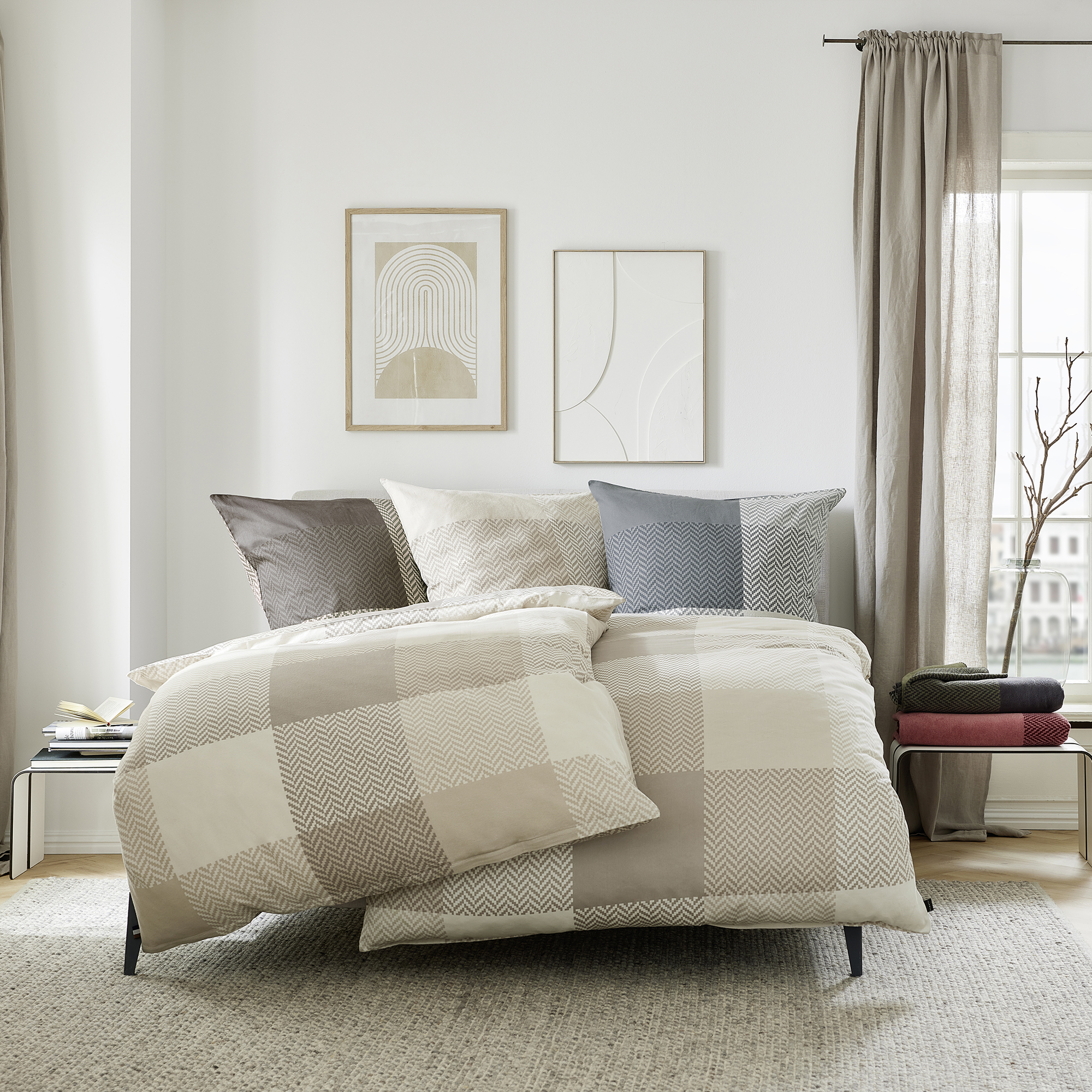 Helles Schlafzimmer mit IBENA Bettwäsche und Wohndecken